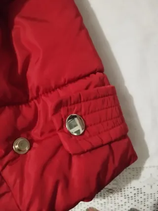 Chaqueta roja con capucha y pelo