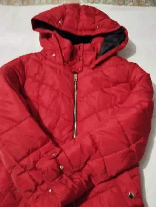 Chaqueta roja con capucha y pelo