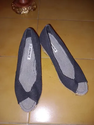 Zapatos cuña negra y gris