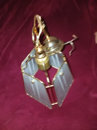 Lámpara de techo dorada con cristal