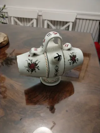 Botijo de cerámica pintado a mano