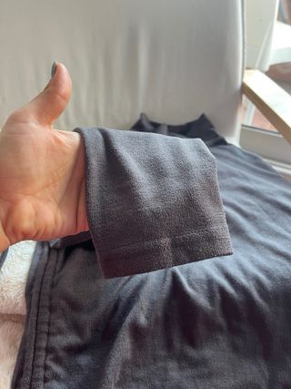 Camiseta gris con cuello alto y cordones