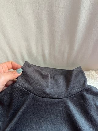 Camiseta gris con cuello alto y cordones