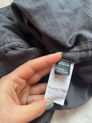 Camiseta gris con cuello alto y cordones