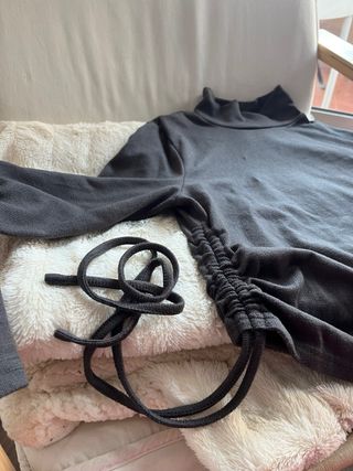 Camiseta gris con cuello alto y cordones