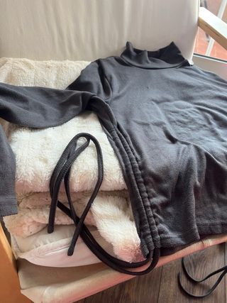 Camiseta gris con cuello alto y cordones