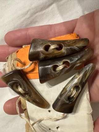 Alamari Bottoni Marroni Effetto Corno