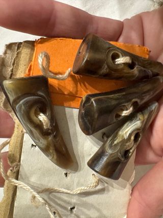 Alamari Bottoni Marroni Effetto Corno