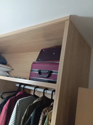 Ropero a medida de madera