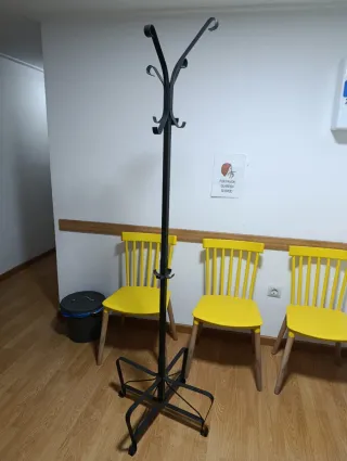 Perchero de pie negro