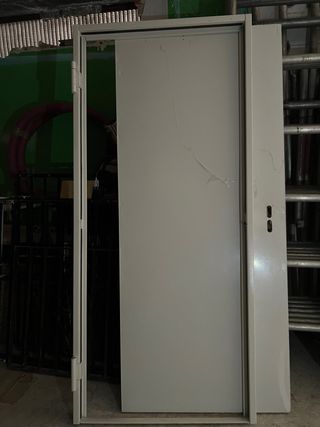 Puerta metálica blanca