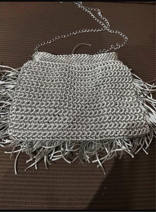 Bolso plateado tejido a mano con flecos