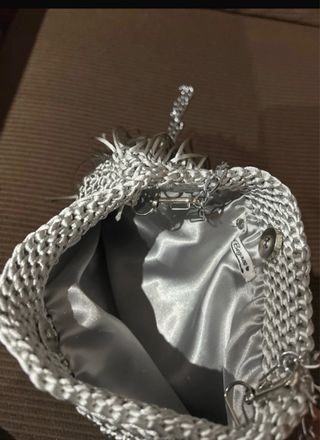 Bolso plateado tejido a mano con flecos