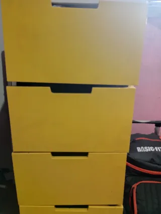 Cómoda de madera amarilla