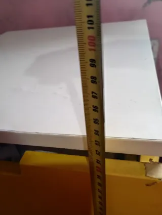 Cómoda de madera amarilla