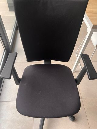 Sillón de oficina ergonómico negro