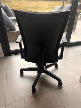 Sillón de oficina ergonómico negro