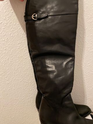 Botas altas de cuero negras con hebilla