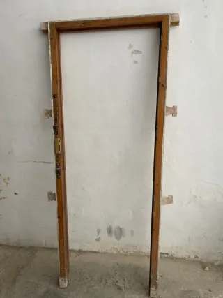 Puerta de madera maciza