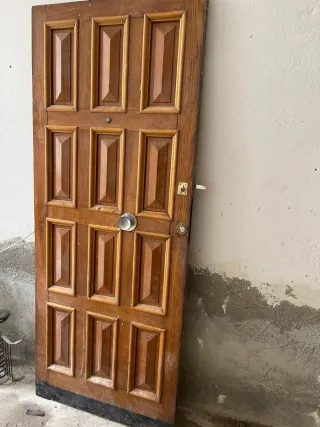 Puerta de madera maciza