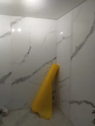 Montaje de Láminas decorativas mármol para baño