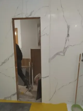 Montaje de Láminas decorativas mármol para baño