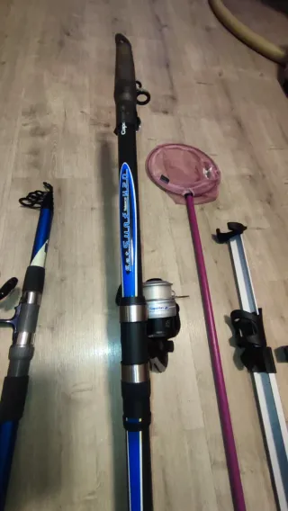 Conjunto pesca: 2 cañas, piquetas, accesorios
