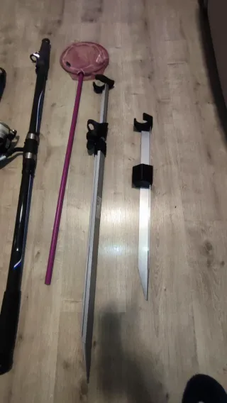 Conjunto pesca: 2 cañas, piquetas, accesorios