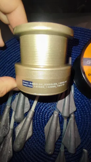 Conjunto pesca: 2 cañas, piquetas, accesorios