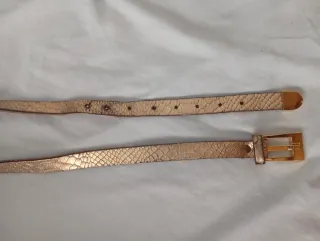 Cinturón fino dorado con hebilla dorada