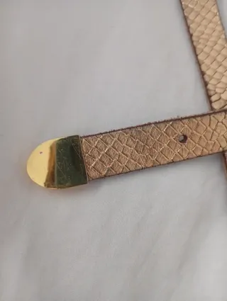 Cinturón fino dorado con hebilla dorada