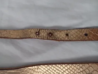 Cinturón fino dorado con hebilla dorada