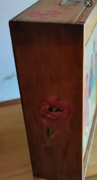 Caja de madera pintada a man tamaño grande