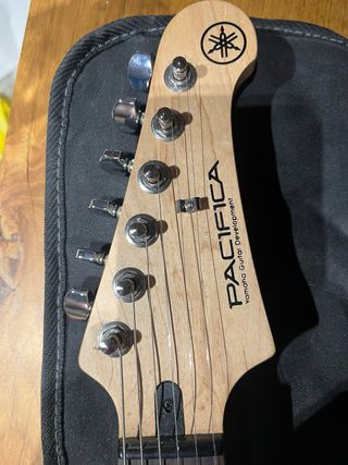 Guitarra Yamaha Pacifica + Amplificador + funda