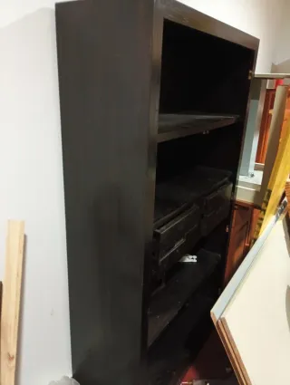 Estantería vitrina solida con puertas de cristal