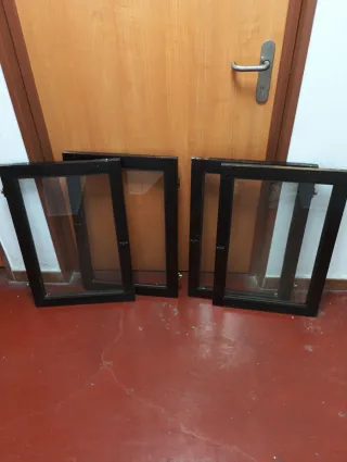 Estantería vitrina solida con puertas de cristal