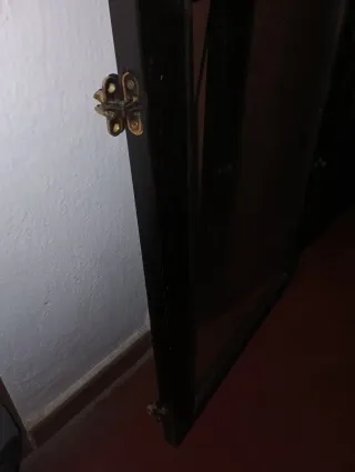 Estantería vitrina solida con puertas de cristal