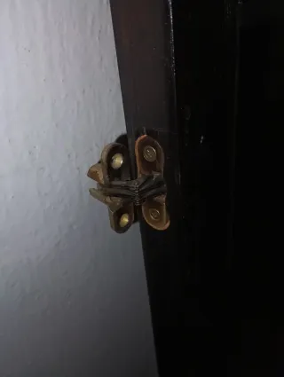 Estantería vitrina solida con puertas de cristal