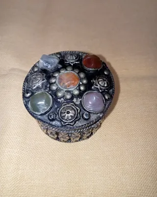 Portagioie antico con pietre dure incastonate