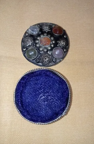 Portagioie antico con pietre dure incastonate