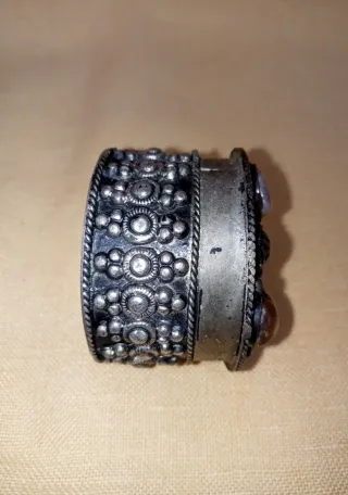 Portagioie antico con pietre dure incastonate