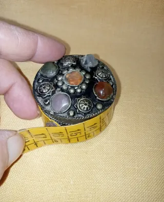 Portagioie antico con pietre dure incastonate