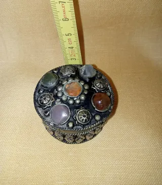 Portagioie antico con pietre dure incastonate