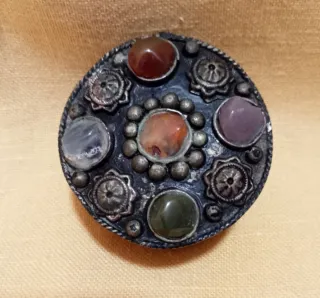 Portagioie antico con pietre dure incastonate