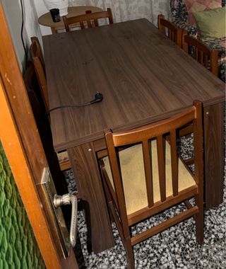 Mesa de comedor y 4 sillas de madera