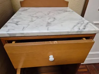 Mesitas de madera con tapa de mármol