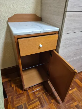 Mesitas de madera con tapa de mármol