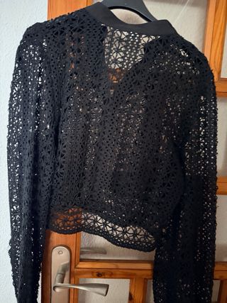 Top corto encaje negro