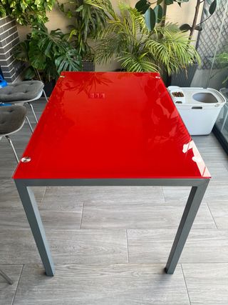 Mesa cristal roja y metal