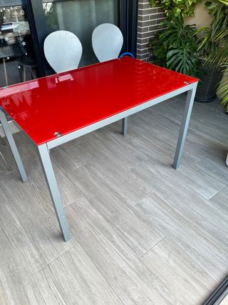 Mesa cristal roja y metal